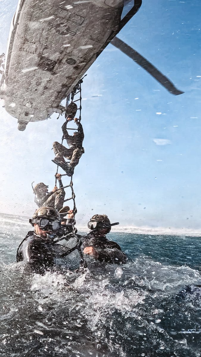USNavy's tweet image. Dropped in. Locked in. 🚁🌊🔒

Sailors with Explosive Ordnance Disposal Mobile Unit (EODMU) 11 conduct helicopter casting training in the Pacific Ocean, Nov. 21, 2025. 

EODMU 11, a subordinate command of Explosive Ordnance Disposal Group (EODGRU) 1, operates as part of the Navy…