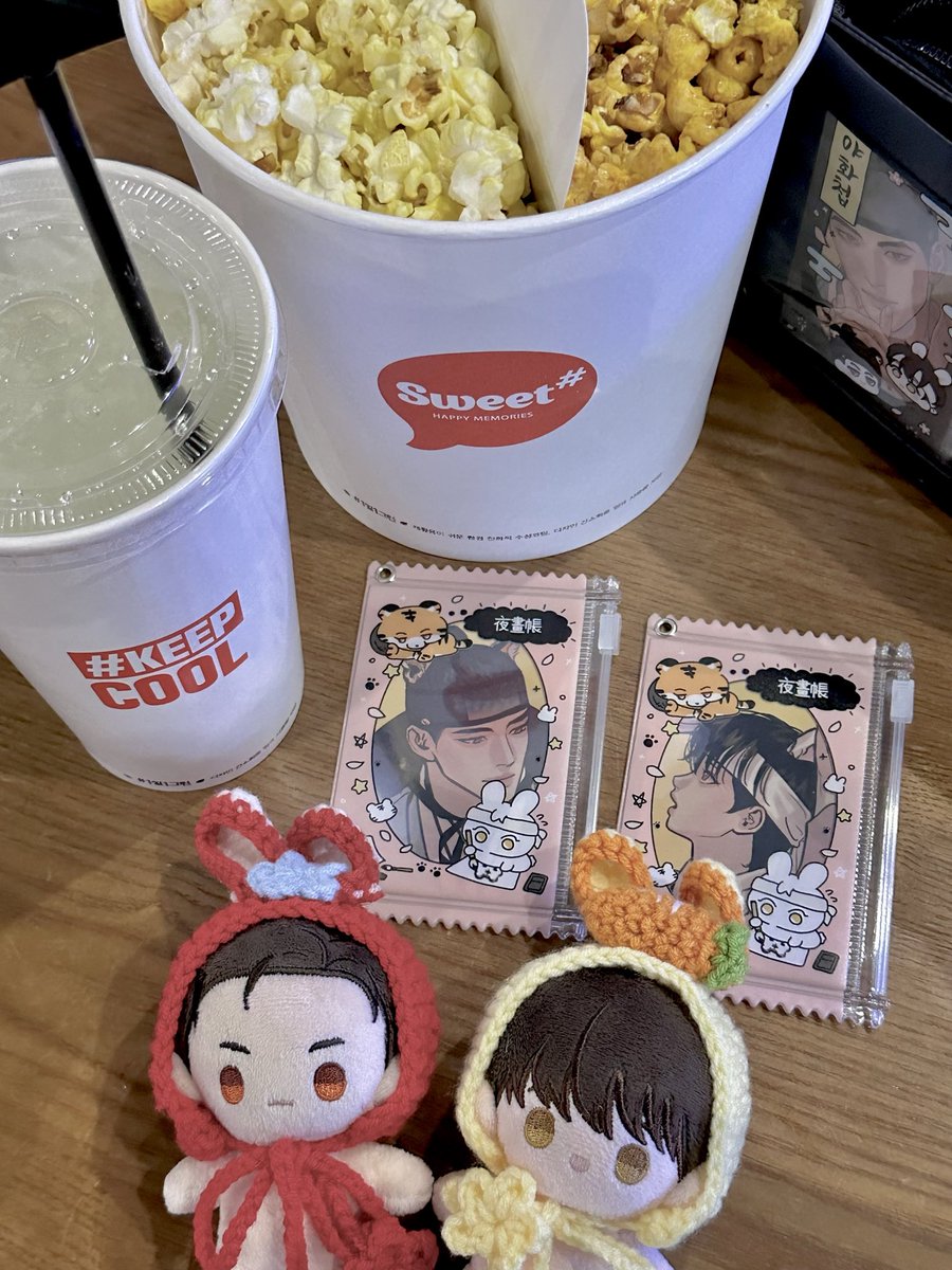 닭갈비를 먹으러 왔으나 중국집을 갔고
닉주디 굿즈와 같이 찍을려고 데리고 왔는데
굿즈를 못삼
ㅋ
ㅋㅋ
내 맘대로 되는게 하나두 없어