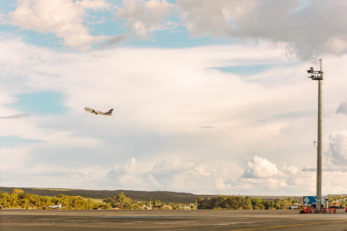Duas coisas que eu amo nas estações do ano: admirar as mudanças no céu de Brasília e trocar a capa do CD da Sandy &amp; Júnior.

E qual a sua favorita?

#As4Estaçoes #AeroportodeBrasília