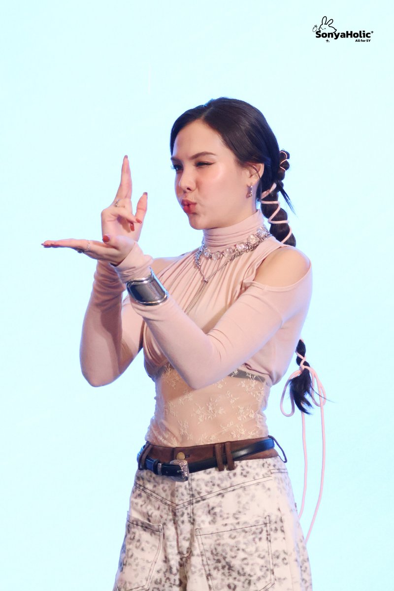 SonyaHolic_CN's tweet photo. biu biu biu💘
#SONYAxFirstFansignWuHan
#SonyaSaranphat #LMSY https://t.co/Srb0y5yueq