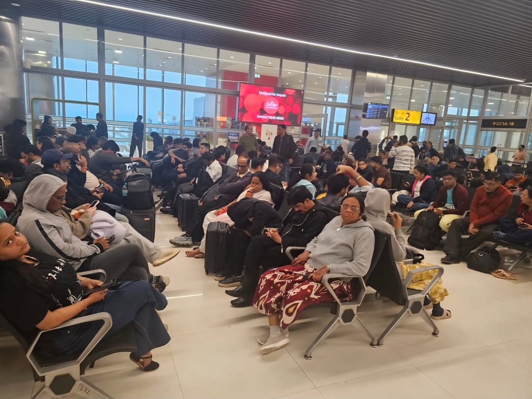 AaidanSwami's tweet photo. The airport looks like a railway station or a bus station.
#Modigo
#IndigoDelay #Indigo https://t.co/mFUrhElyuD