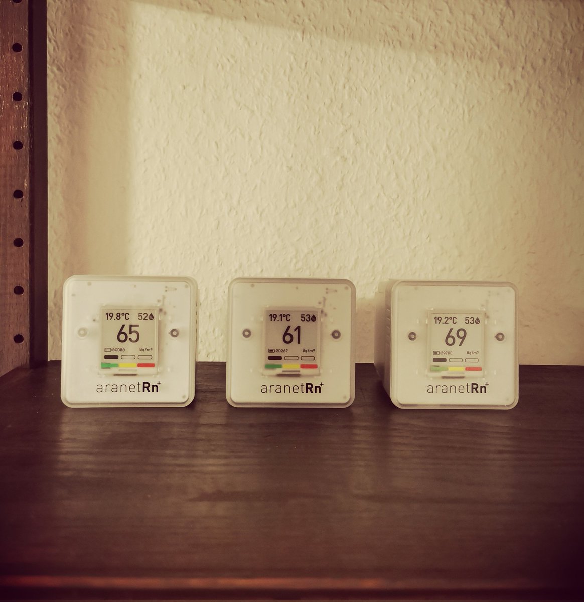 Eine unterschiedliche Geräteanzeige bei aktiven Radonmessgeräten ist normal.
Ursachen: Luftbewegung, Statistik radioaktiver Zerfall und Messgenauigkeit.
Wichtig ist eine Messung über längere Zeit. 
bit.ly/3YUPfns
#Radon #Radonschutz #Radonmessung #messgerät #Lungenkrebs