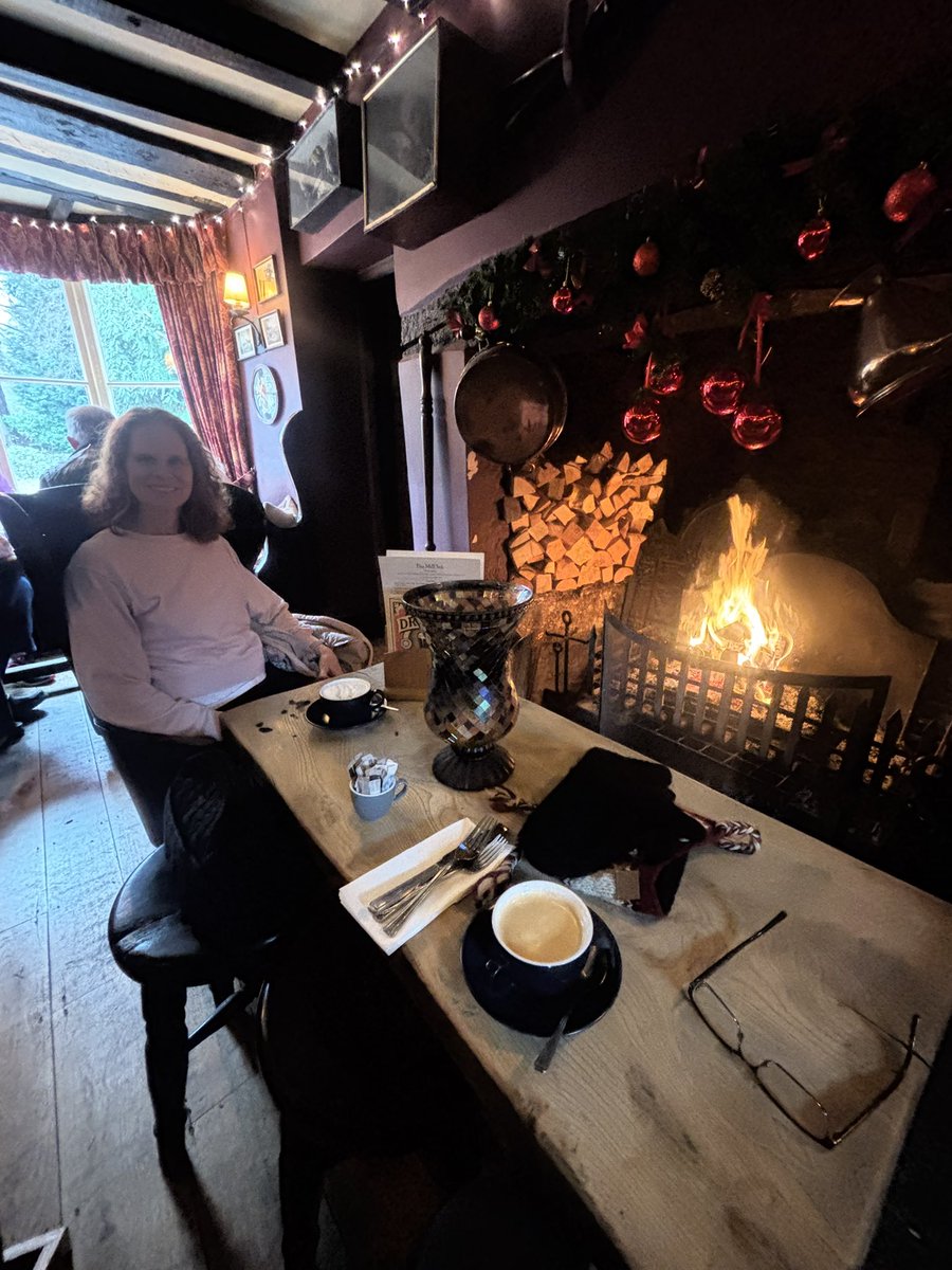 DeanPat57613010's tweet image. Muscles wanted to go somewhere warm for our 25th.  

So I brought her to England. 

It is 27 degrees warmer than Ottawa today in the Cotswolds 

#cotswolds #itswarmerthanottawa