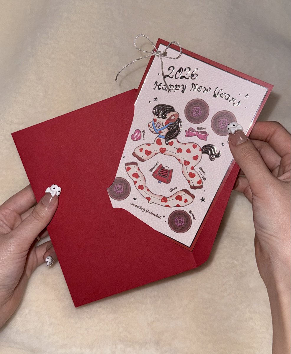 _GlowCloud's tweet image. 연하장 만들었어요✂️❤❤
제가 만든 연하장은 직접 잘라서 바퀴달린 목마 장난감을 만들어볼 수 있는 빈티지 Cut-out Kit 컨셉이랍니다‼️
하네스를 뚫어 끈을 달아주면 더 귀여워요.ʕ-᷅ᴥ-᷄ʔ
반짝반짝 빛나는 디지털 은박이 포인트예요..🎶