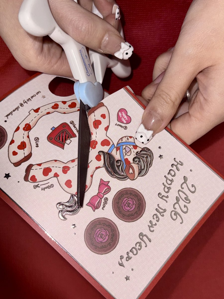 _GlowCloud's tweet image. 연하장 만들었어요✂️❤❤
제가 만든 연하장은 직접 잘라서 바퀴달린 목마 장난감을 만들어볼 수 있는 빈티지 Cut-out Kit 컨셉이랍니다‼️
하네스를 뚫어 끈을 달아주면 더 귀여워요.ʕ-᷅ᴥ-᷄ʔ
반짝반짝 빛나는 디지털 은박이 포인트예요..🎶