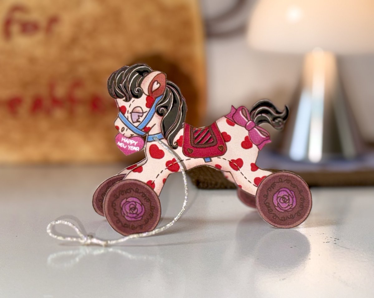 _GlowCloud's tweet image. 연하장 만들었어요✂️❤❤
제가 만든 연하장은 직접 잘라서 바퀴달린 목마 장난감을 만들어볼 수 있는 빈티지 Cut-out Kit 컨셉이랍니다‼️
하네스를 뚫어 끈을 달아주면 더 귀여워요.ʕ-᷅ᴥ-᷄ʔ
반짝반짝 빛나는 디지털 은박이 포인트예요..🎶