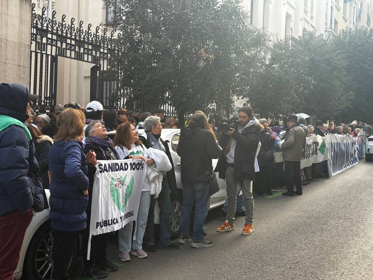 CarolCordero_N's tweet image. En Madrid hemos salido a la calle a decirle al @ppmadrid que no vamos a parar hasta que se vayan los que están haciendo negocio a costa de nuestra salud.

@IU_Madrid exige responsabilidades ante la evidencia:  @IdiazAyuso está jugando con nuestras vidas.

¡Sanidad Pública!