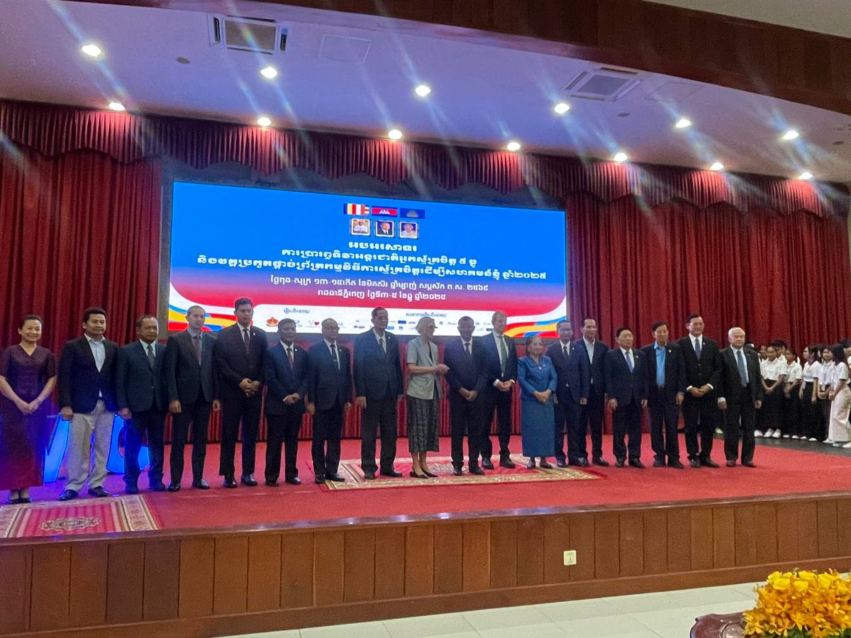 UNFPACambodia's tweet image. Today marks the closing of the 3-day Final #VMC Competition, where 26 youth volunteer groups across Cambodia came together to share what they achieved in their projects.

UNFPA thanks to @moeyscambodia, our development partners, and the youth leaders for making this happen.