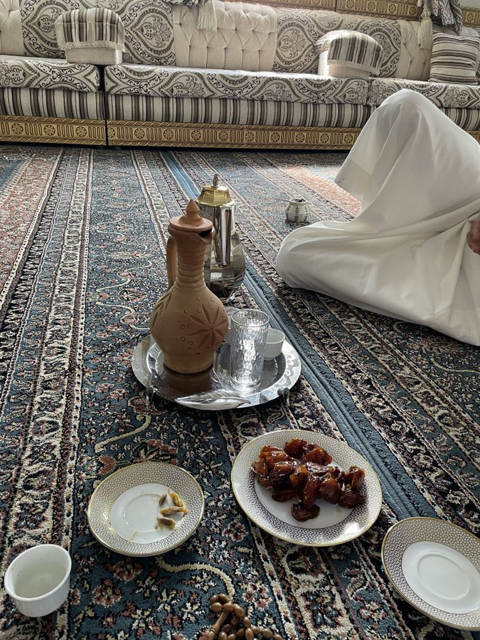 3z_5o2's tweet photo. عايش بمرحله مدري وش تسمّى
لكن الظاهر اسم المرحله عادي

زاهد ٍلي بامور  ٍ . . حبّها جمّا 
وصاير يقفّي اغلى الناس ماانادي

حتى لو الوضع ماهوب اخو شمّا 
العرب تخترش جنبي وانا هادي . https://t.co/xLJMgZ9kNw