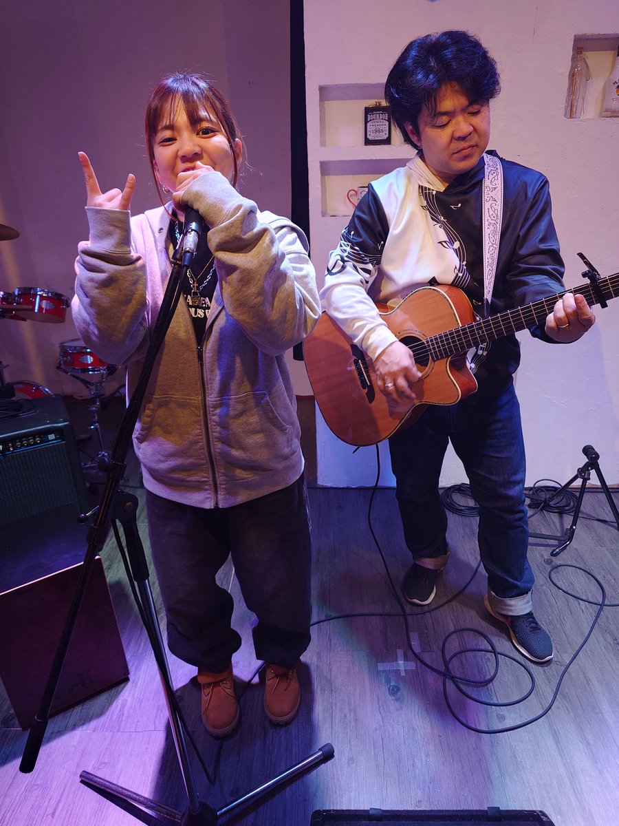 odyshr2's tweet photo. #バナナ珈琲 さんで
#オープンマイク 遊びに来ましたー
やっぱり音がいいですよねー
気持ちよく歌わせていただきましたー
ありがとうございます😊
#JUST_A_HERO 
#やっぴぃ 
#ODYSHR 
#MANASH https://t.co/Ejz2vX9tPI