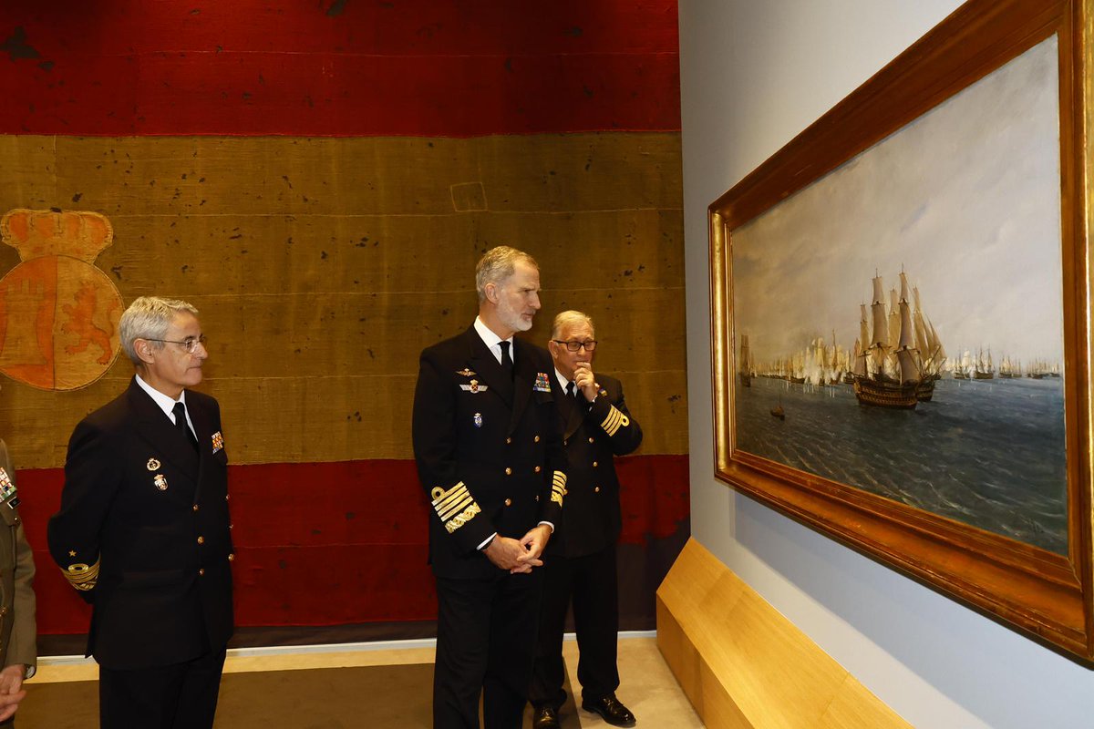 En la tarde de ayer, S.M. el Rey, acompañado del AJEMA y del Director del IHCN, visitó la exposición “La bandera que vino de la mar. Los colores que nos identifican” que permanecerá abierta en el Museo Naval de Madrid hasta el próximo 5 de abril.