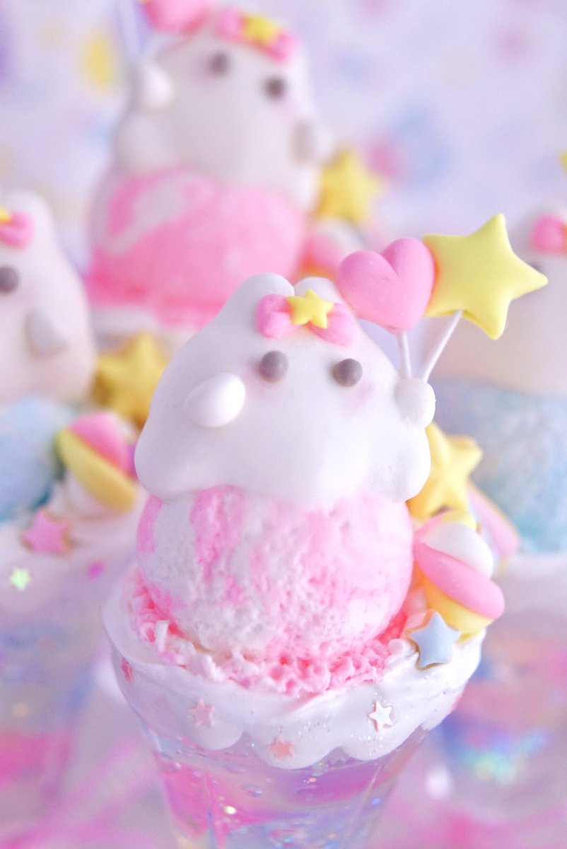 3_chu3_chu's tweet photo. ⌖꙳✧˖今年も作りました⌖꙳✧˖

ani♡Яさま( @anirshop )のキャラクター、おばけちゃんのキラキラクリームソーダです👻🫧✨

今年はおばけちゃんの周りにマシュマロやアイシングクッキーをトッピングしておばけちゃんに風船を持たせてみました🎈🫶

来週末にani♡Яさまへ納品予定です💞 https://t.co/PJoRwEiLUk