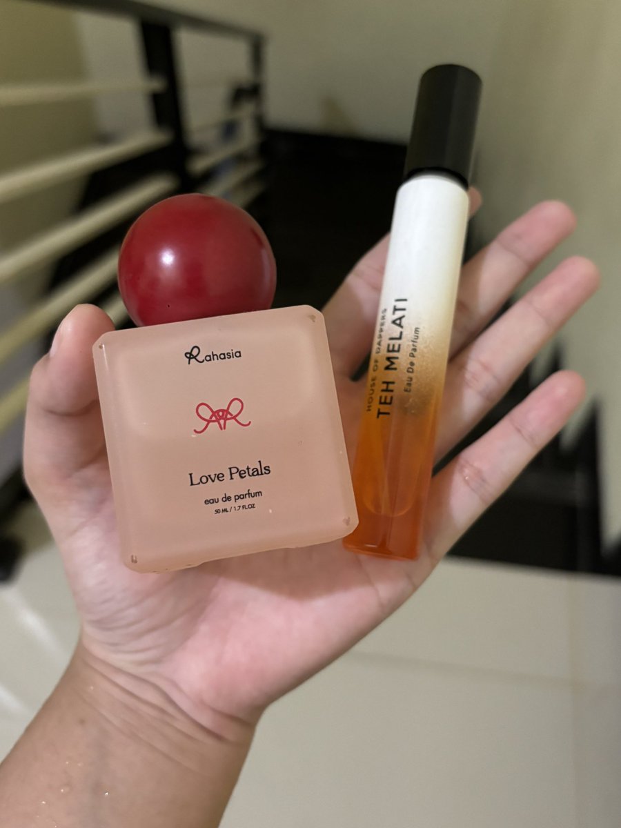 romapntis's tweet photo. jasmine lovers👇🏻

kanthi arum : wangi kanthil pengantin yg segerrr bgt bgt. ENAK POL
https://t.co/pERwt6bgKV

love petals : JASMINE MENTOK. dah gitu doang https://t.co/iY6KWnJECA

teh melati : teh melati yang ga ada manisnya. fresh bgt segerrr https://t.co/Uifuz0eMkf

reverie : jasmine tipis + mix buah berries nya (kunti elegan) https://t.co/39ASKQAaqO