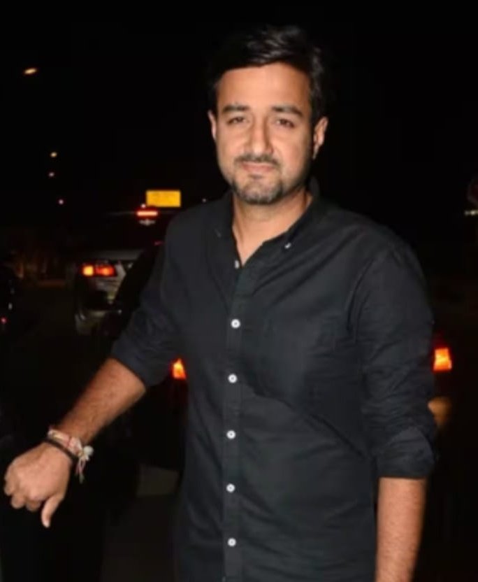 ManozTalks's tweet image. Two Dare-Devil DIRECTOR in #Bollywood Currently....their Craft Specially how to Design Larger than Life FILM is absolutely BREATHTAKING🔥🔥

@justSidAnand has Proved with 3 Stylish BLOCKBUSTER While @AdityaDharFilms vision is already WINING the hearts Since #URI &amp;amp; now #Dhurandhar