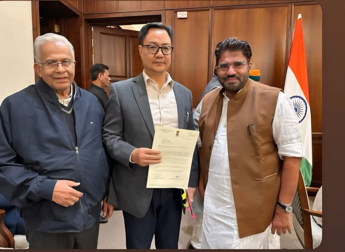 archmumbai's tweet photo. A delegation of IUML MPs E. T. Mohammed Basheer and Abdu Samad Samadani saheb met Minister for Minority Affairs Kiran Rijju and submitted represenation for extension of deadline for registration of Waqf Properties on Umeed Portal. 
@RizwanaKhanIUML @mahanews_ @IUMLTNOfficial https://t.co/5yzqgYHnBF