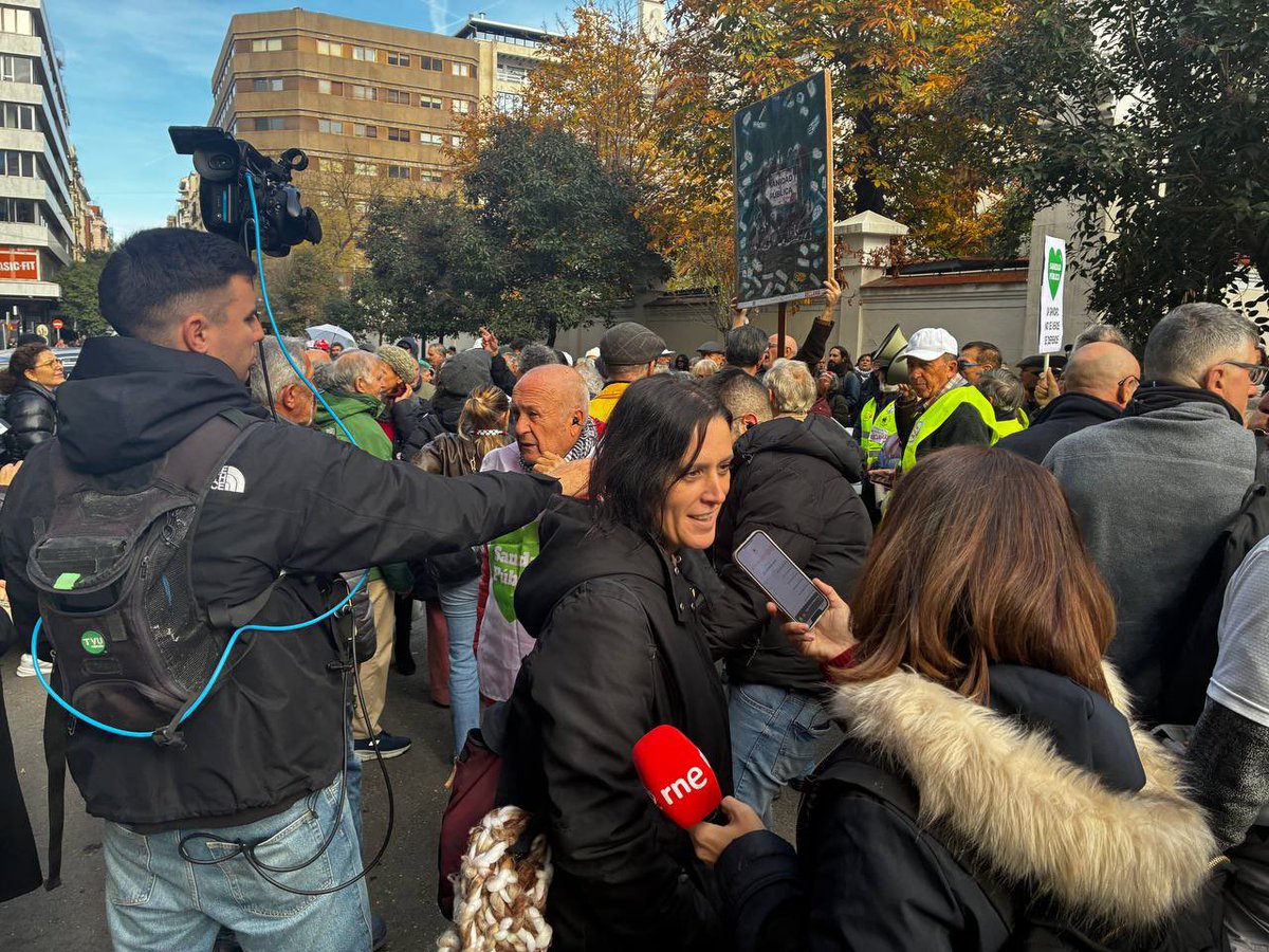 CarolCordero_N's tweet image. En Madrid hemos salido a la calle a decirle al @ppmadrid que no vamos a parar hasta que se vayan los que están haciendo negocio a costa de nuestra salud.

@IU_Madrid exige responsabilidades ante la evidencia:  @IdiazAyuso está jugando con nuestras vidas.

¡Sanidad Pública!