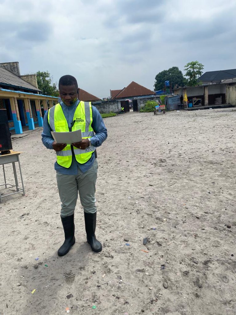 acprdcongo's tweet photo. #RDC: "Aujourd'hui, c'est le 5 décembre et c'est la journée dédiée internationalement à la célébration de l'arbre. Il n'est pas nécessaire de rappeler l'importance de l'arbre dans la survie de l'humanité. Mais il est question pour nous tous, en tant que citoyens de la planète, de prendre conscience des bienfaits de l'arbre et de le protéger", a dit Jude Nkaka, directeur sous-provincial de l'éducation de Kasa-Vubu, lors de la célébration de la journée internationale de l'arbre organisée, vendredi, à l’école primaire d’application Motema Mpiko de la commune de Kasa-Vubu, dans le centre de Kinshasa, capitale de la République démocratique du Congo.

Découvrez d'autres informations sur notre site web https://t.co/tGEWJ2Bgzn