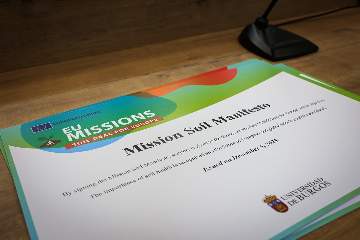 #Noticias_UBU Culminamos la semana del  #DíaMundialdelSuelo 🌍🌱con la firma del Manifiesto de la Misión Suelo de la UE por parte de la <a href="/UBUEstudiantes/">Universidad Burgos</a>,  la <a href="/DipBurgos/">Diputación de Burgos</a> y <a href="/sodebur/">SODEBUR</a>, con el apoyo de <a href="/Aytoburgos/">Ayuntamiento de Burgos</a>.
 
📰ubu.es/noticias/burgo…
▶️youtube.com/watch?v=kr7t5Z…

 👩‍🔬🚜🌿¡Gracias!