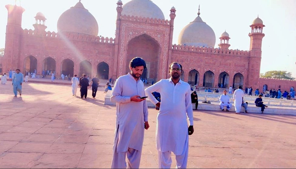 waks_7's tweet photo. لاہور کا رنگ ہی الگ ہے
دل میں بس جائے… بغیر اجازت کے۔
Exploring Lahore's heritage 
Badshahi Mosque 
Allama Iqbal mausoleum 
Data darbar
Minar-e-Pakistan 
A city full time history, beauty, and timeless spirit .
#Lahore #lahorediaries https://t.co/WOdAuAy2uC