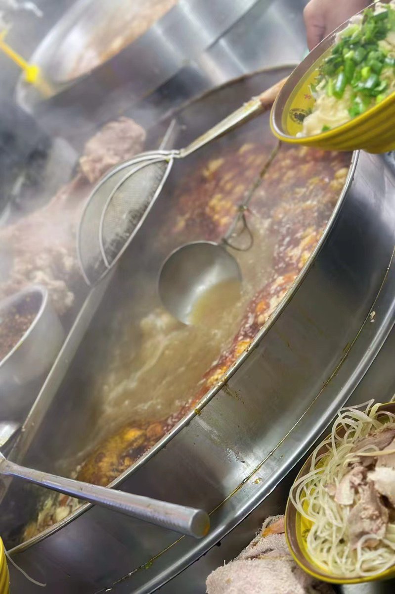 cfourrer's tweet photo. 藏在老巷里的现烤烧饼太绝了！梅干菜扣肉的咸香裹着芝麻焦香，刚出炉咬一口酥到掉渣，5块钱的快乐谁懂啊XX巷口烧饼铺，下午3点后别来晚啦！ https://t.co/VmGzT0IFMk