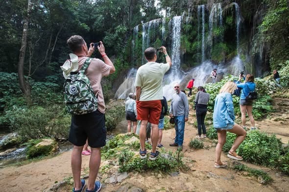 📣 Descubre la magia de 💦El Nicho en Cienfuegos! 🏞️ Cascadas espectaculares, estanques naturales y la belleza de la naturaleza virgen te esperan. 🌿 ¡Etiqueta a tus amigos con los que te gustaría ir! 🏞️

#CubaÚnica #CubaTravel #ElNicho #Cienfuegos