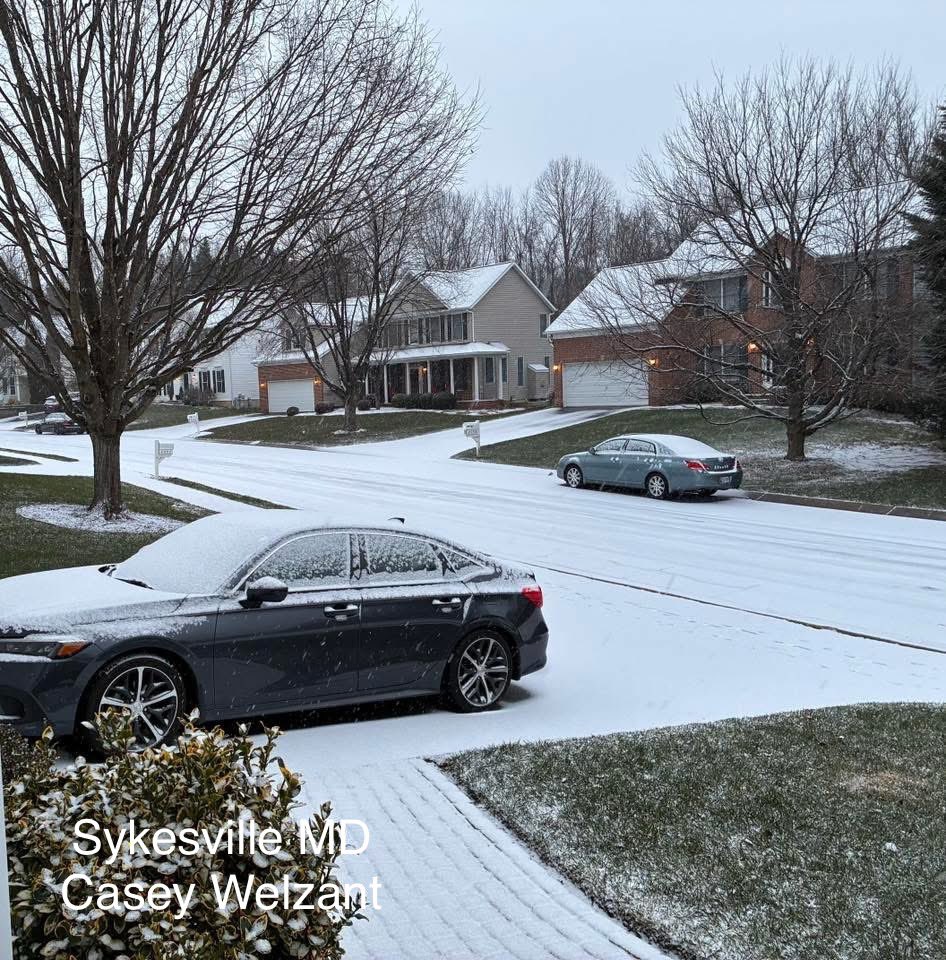 JustinWeather's tweet image. Got stickage?
📡 ❄️ 8 AM Fri Dec 5 Doppler Radar showing light snow across Maryland with a moderate band near Rt 50 as expected. 
📷 MANY photos across the region showing snow laying and staying on the ground. 

🧐 If you have a fresh report please share 

🚜 🧂 How are the…