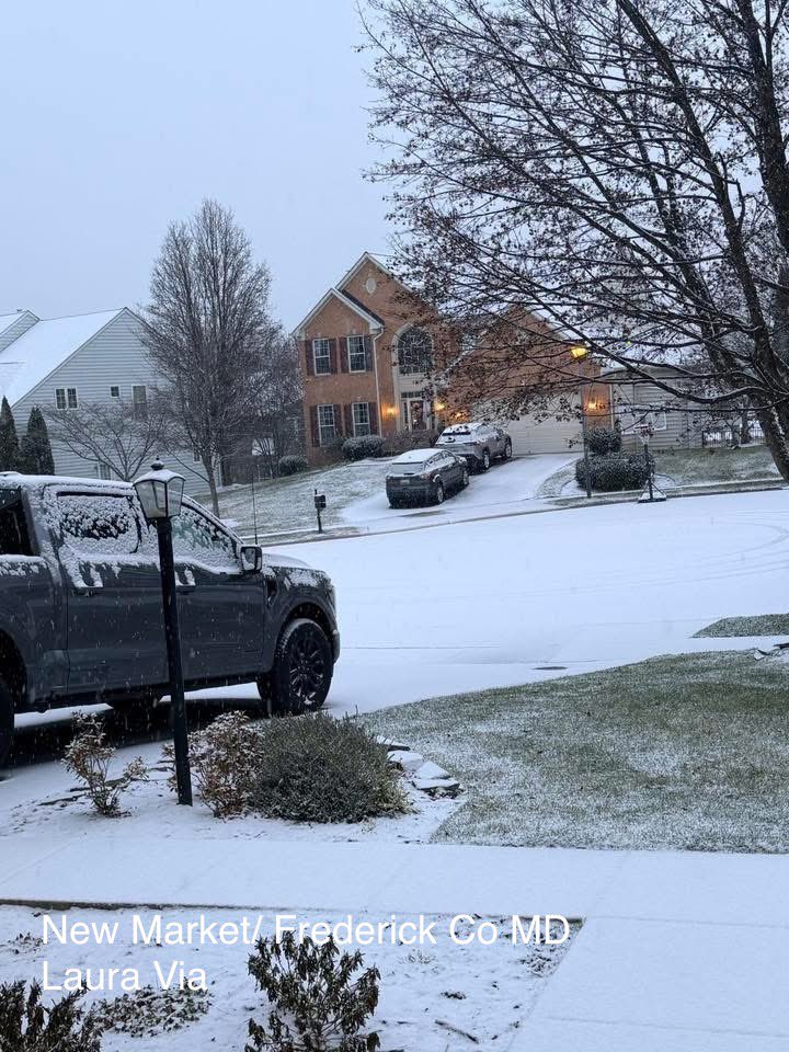 JustinWeather's tweet image. Got stickage?
📡 ❄️ 8 AM Fri Dec 5 Doppler Radar showing light snow across Maryland with a moderate band near Rt 50 as expected. 
📷 MANY photos across the region showing snow laying and staying on the ground. 

🧐 If you have a fresh report please share 

🚜 🧂 How are the…