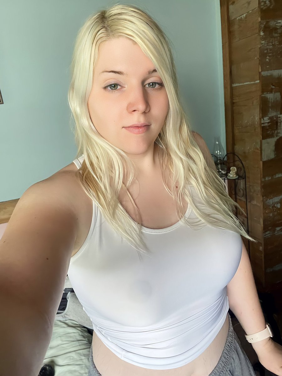 realamandarae's tweet photo. Still cute after just waking up? 💖 https://t.co/JT559xwwAN