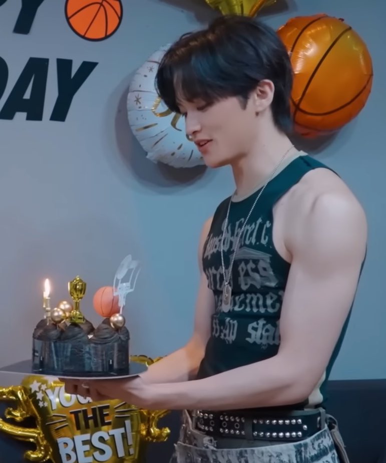 ว้อทททททททททททท????????????!!!!!! เกิดไรขึ้น มึง เกิดไรขึ้นๆๆๆๆๆๆๆ นี่หรอผลของการวิดพื้นทุกวันของมาร์คลี😭😭😭😭 มึง กุว่าเขาไม่ล้อเล่นแล้ว จริงๆ