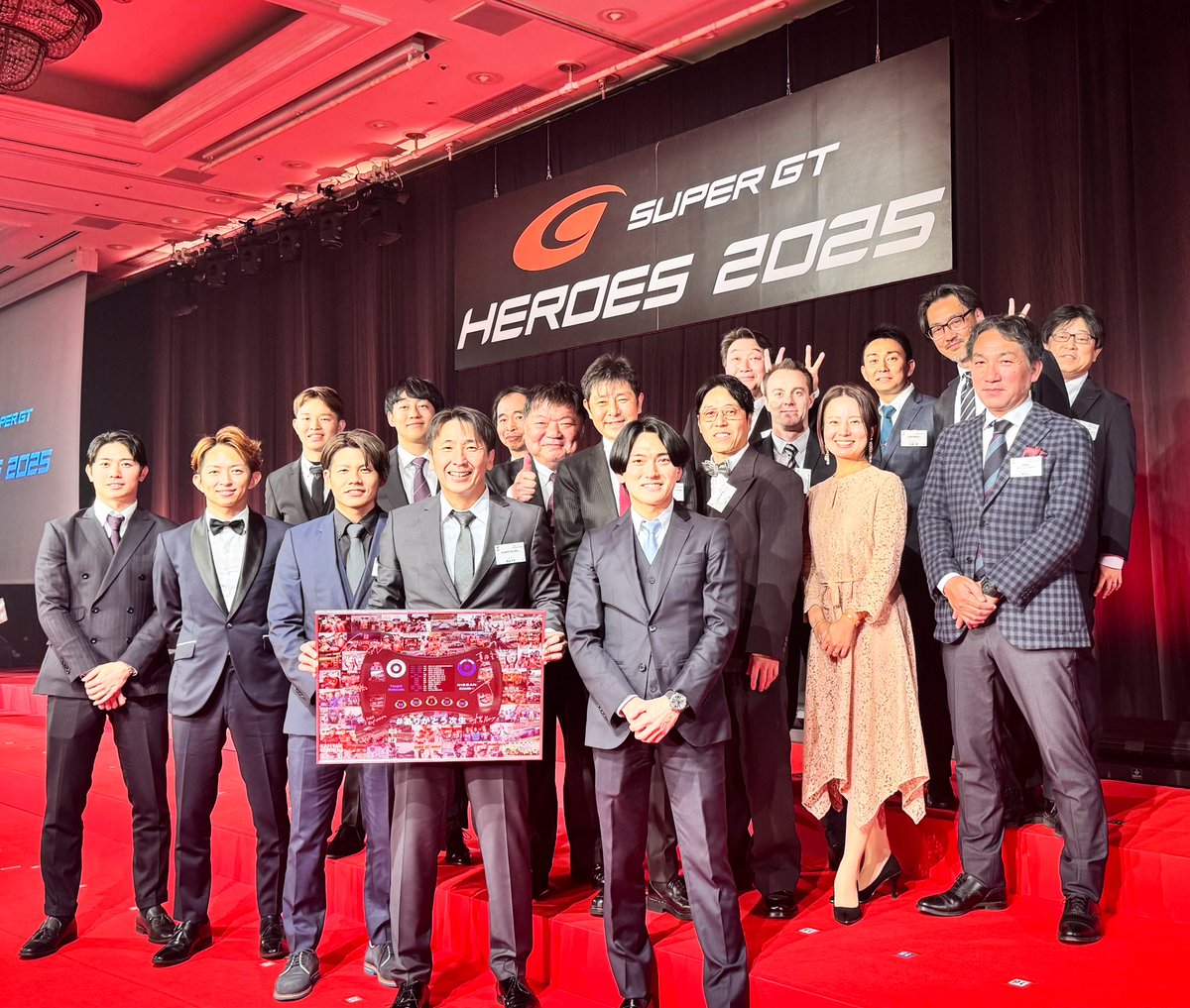 西での仕事を無事終え、夜はスーパーGT HEROS2025へ👍
最後は、挨拶も。
たくさんの方々に支えられ、これまで戦ってこれました🙇
一緒に戦ってくれたドライバー達、ありがとう👍
最後、ニスモドライバー、関係者で記念撮影☺️
来シーズンの日産陣営も💪💪