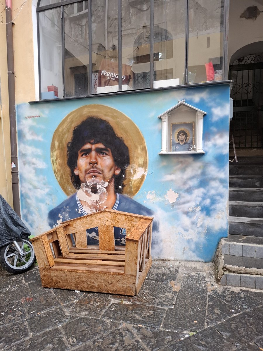 Urokliwe kapliczki Neapolu głównie poświęcone są postaciom katolickim - o. Pio czy św. Januaremu, ale nie tylko, gdyż często w ich pobliżu znajdują się kapliczki zbudowe, aby uczcić Maradonę.