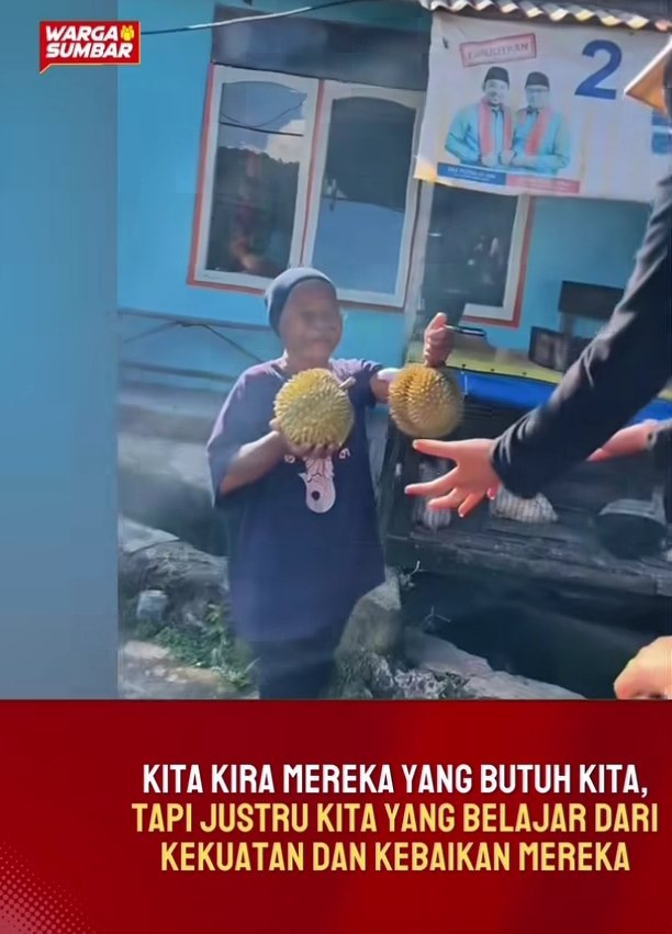 XIII_kamp's tweet photo. Seorang ibu terdampak bencana
Menghentikan kendaraan bantuan bukan untuk meminta tapi untuk memberi https://t.co/TlzszeKgIq
