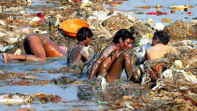 Тут люди  верхом на  боевых розовых пони, буквально  конница гуманизма, накидали мне кучу обвинений в расизме. За то что я назвал Индию - главной помойкой мира. Соглашусь - спорное утверждение. Во всяком случае за это почетное звание может посоревноваться и Бангладеш. 

А всех