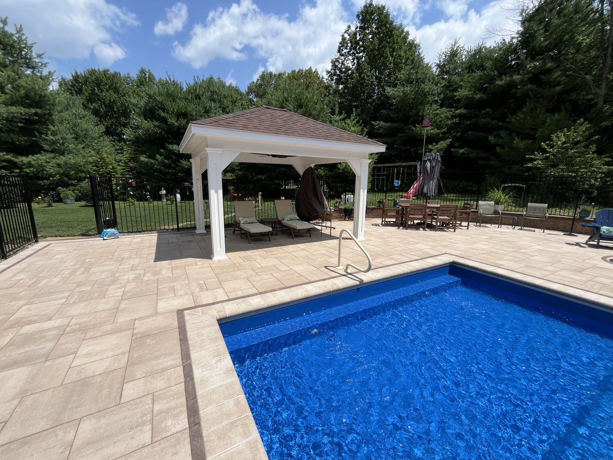 LeisurePoolsUSA's tweet image. We can never get enough of The Pinnacle!
This stunning Pinnacle 35 in Sapphire Blue features a &quot;full-width splash pad&quot; that takes the swimming experience to a whole new level. 

Explore The Pinnacle: leisurepoolsusa.com/fiberglass-swi…