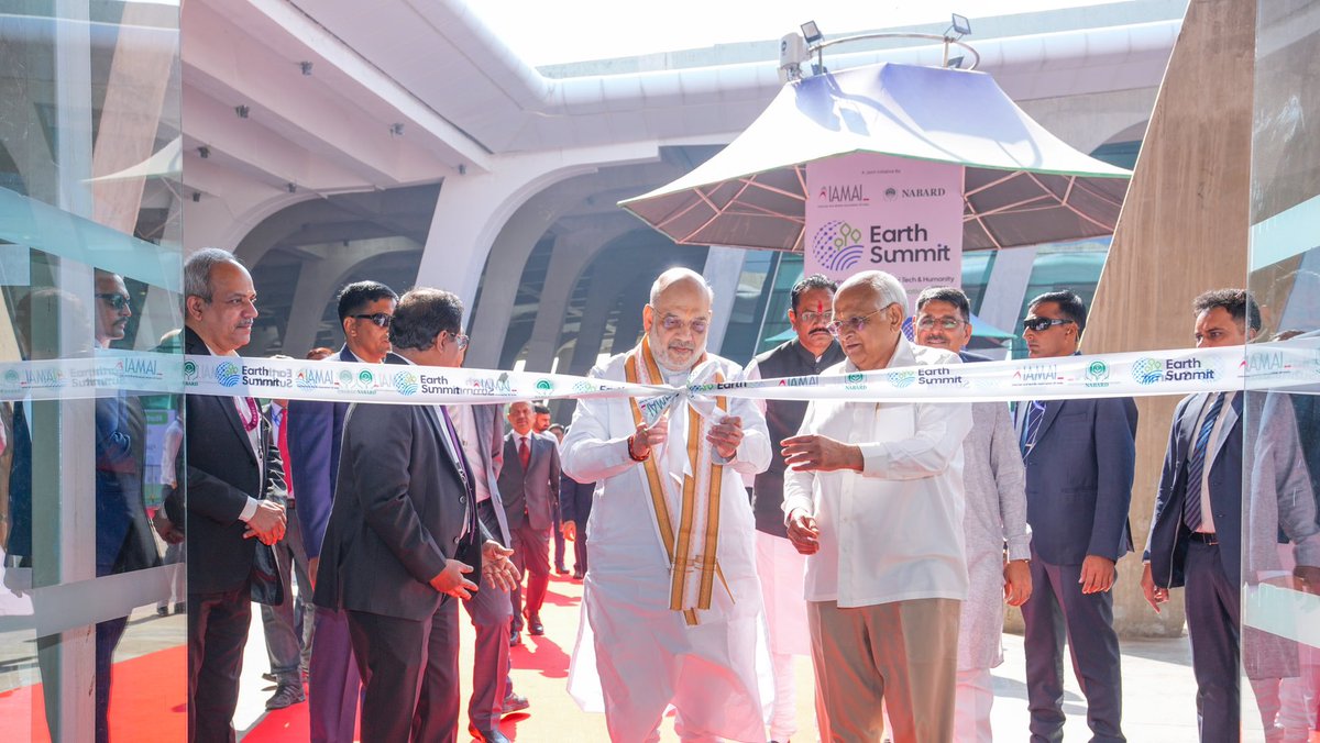 AmitShah's tweet photo. आज गांधी नगर में NABARD के 'Earth Summit 2025' कार्यक्रम को संबोधित किया। यह अपनी तरह का देश का पहला मंच है, जहाँ सहकार की शक्ति, वित्तीय समझ, तकनीकी नवाचार और जमीनी अनुभव को एकसूत्र में पिरोकर रूरल इनोवेशन को ग्लोबल मंच प्रदान किया जा सकेगा। 

दो दिनों तक चलने वाले इस समिट में निवेश, महिला सहकारी समितियों का सशक्तीकरण, नवाचार, फिनटेक और रूरल बायो-इकोनॉमी जैसे विभिन्न विषयों पर मंथन होगा। साथ ही, यहाँ दो महत्त्वपूर्ण पुस्तकों का विमोचन भी किया।
