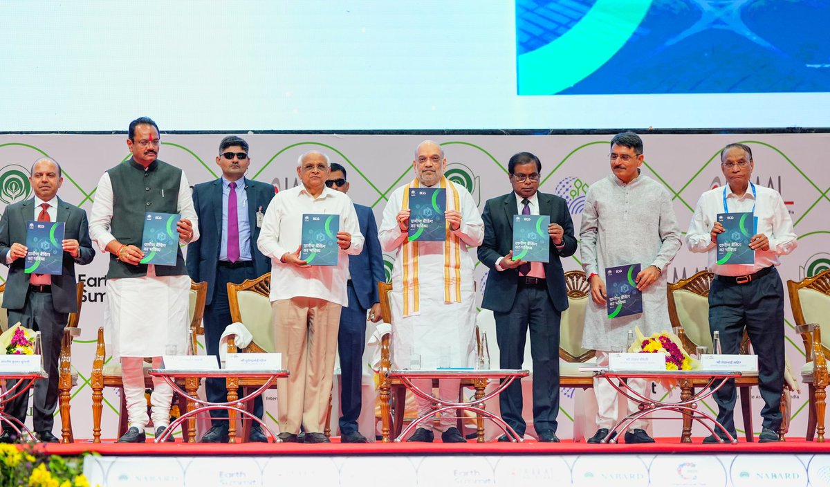 AmitShah's tweet photo. आज गांधी नगर में NABARD के 'Earth Summit 2025' कार्यक्रम को संबोधित किया। यह अपनी तरह का देश का पहला मंच है, जहाँ सहकार की शक्ति, वित्तीय समझ, तकनीकी नवाचार और जमीनी अनुभव को एकसूत्र में पिरोकर रूरल इनोवेशन को ग्लोबल मंच प्रदान किया जा सकेगा। 

दो दिनों तक चलने वाले इस समिट में निवेश, महिला सहकारी समितियों का सशक्तीकरण, नवाचार, फिनटेक और रूरल बायो-इकोनॉमी जैसे विभिन्न विषयों पर मंथन होगा। साथ ही, यहाँ दो महत्त्वपूर्ण पुस्तकों का विमोचन भी किया।
