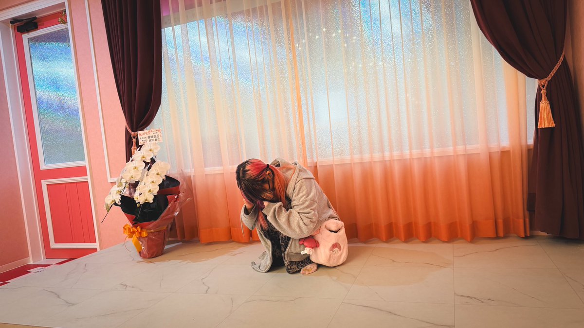 オープンに向けて店内で準備をしていたら、ゆぴめあの“ゆぴ”がふらっと立ち寄ってくれました。エリカ・スパルサの新しいステージに、いちばん最初に立ってくれたアイドルはゆぴでした。12/6のプレオープンでは、ゆぴのお給仕タイムは18-21です。ぜひ会いに来てください🎡