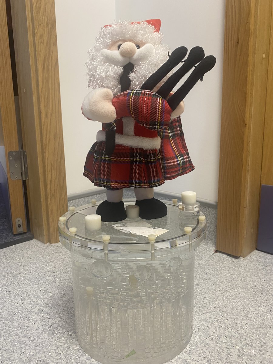 EkhuftPhysics's tweet photo. Merry Christmas from Angus on a Jaszczack phantom 🎄🧑‍🎄 In Nuclear Medicine, Angus uses the Jaszczack phantom to assess image quality in SPECT acquisitions. It contains different sized rods and spheres which we can count and see if the camera can see even the smallest ones! https://t.co/gXyCeBxC1S