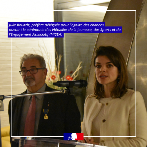 Prefet91's tweet photo. #MJSEA | 🎖️ 87 distinctions pour célébrer l’engagement associatif !

Julie Bouaziz, préfète déléguée pour l’égalité des chances en présence d'Anne Sophie Elain, secrétaire générale adjointe, a présidé la cérémonie de remise de la Médaille de la Jeunesse, des Sports et de l’Engagement Associatif. Elles ont honoré les récipiendaires régionaux des promotions 2024 et 2025, ainsi que les récipiendaires départementaux de la promotion 2025, aux trois échelons. 

Au total, 87 distinctions ont été remises :

🥇 6 médailles d’or
🥈 16 médailles d’argent
🥉 56 médailles de bronze
✨ 9 lettres de félicitations

➡️ Ces distinctions récompensent leur engagement bénévole exemplaire au sein du milieu associatif essonnien.

En début d'événement deux mineurs, un frère et une sœur, se sont vu également remettre la Mention honorable pour acte de courage et de dévouement, pour avoir sauvé la vie de leur voisin, victime d'une crise cardiaque.

👏 Félicitations à toutes et à tous.