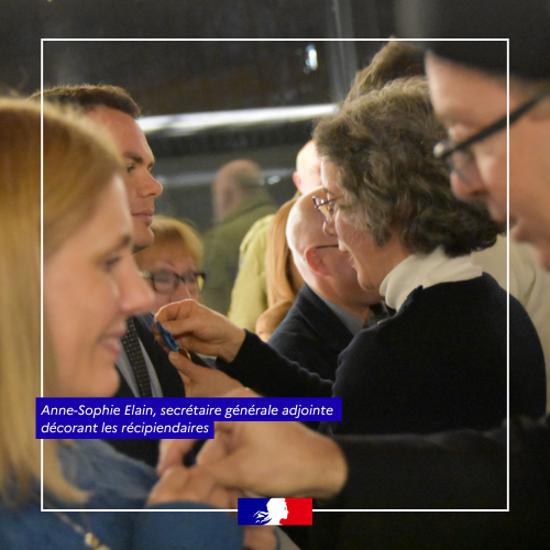 Prefet91's tweet photo. #MJSEA | 🎖️ 87 distinctions pour célébrer l’engagement associatif !

Julie Bouaziz, préfète déléguée pour l’égalité des chances en présence d'Anne Sophie Elain, secrétaire générale adjointe, a présidé la cérémonie de remise de la Médaille de la Jeunesse, des Sports et de l’Engagement Associatif. Elles ont honoré les récipiendaires régionaux des promotions 2024 et 2025, ainsi que les récipiendaires départementaux de la promotion 2025, aux trois échelons. 

Au total, 87 distinctions ont été remises :

🥇 6 médailles d’or
🥈 16 médailles d’argent
🥉 56 médailles de bronze
✨ 9 lettres de félicitations

➡️ Ces distinctions récompensent leur engagement bénévole exemplaire au sein du milieu associatif essonnien.

En début d'événement deux mineurs, un frère et une sœur, se sont vu également remettre la Mention honorable pour acte de courage et de dévouement, pour avoir sauvé la vie de leur voisin, victime d'une crise cardiaque.

👏 Félicitations à toutes et à tous.