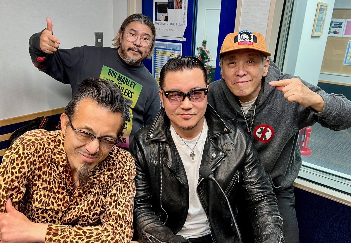elovissato's tweet photo. 昨日大貫憲章さんの東京FM
Ken Rockの収録終えて最寄駅から自転車で帰宅したら既に気温が氷点下❗️ 
下着は頑固にタンクトップ一筋だけどまだまだイケる
還暦なんてカンケーない
大貫さんなんて74歳だぜ！
しかしもう手袋無しはキチーやね
放送日は12/26(金)0:00から！
#大貫憲章 https://t.co/3WplCVOTsI