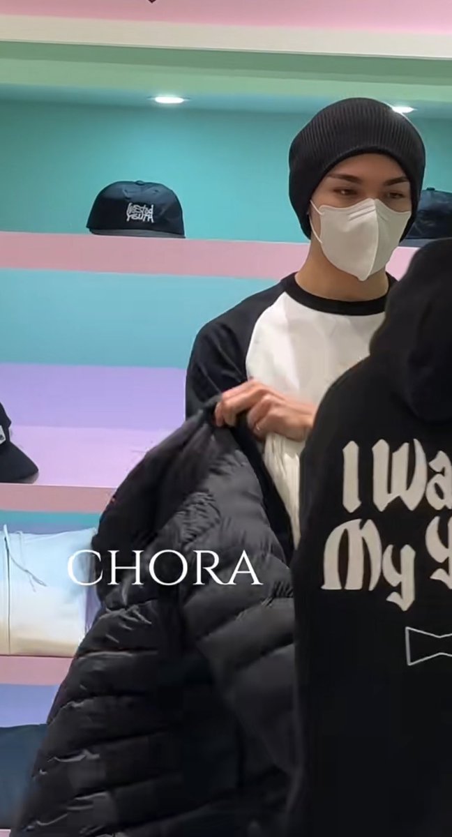 버논이 오늘 베르디랑 같이 베르디 매장 갔네 ㅋㅋㅋㅋㅋ 아는데도 같이 있는거 보니 또 신기한 ㅋㅋㅋㅋㅋ