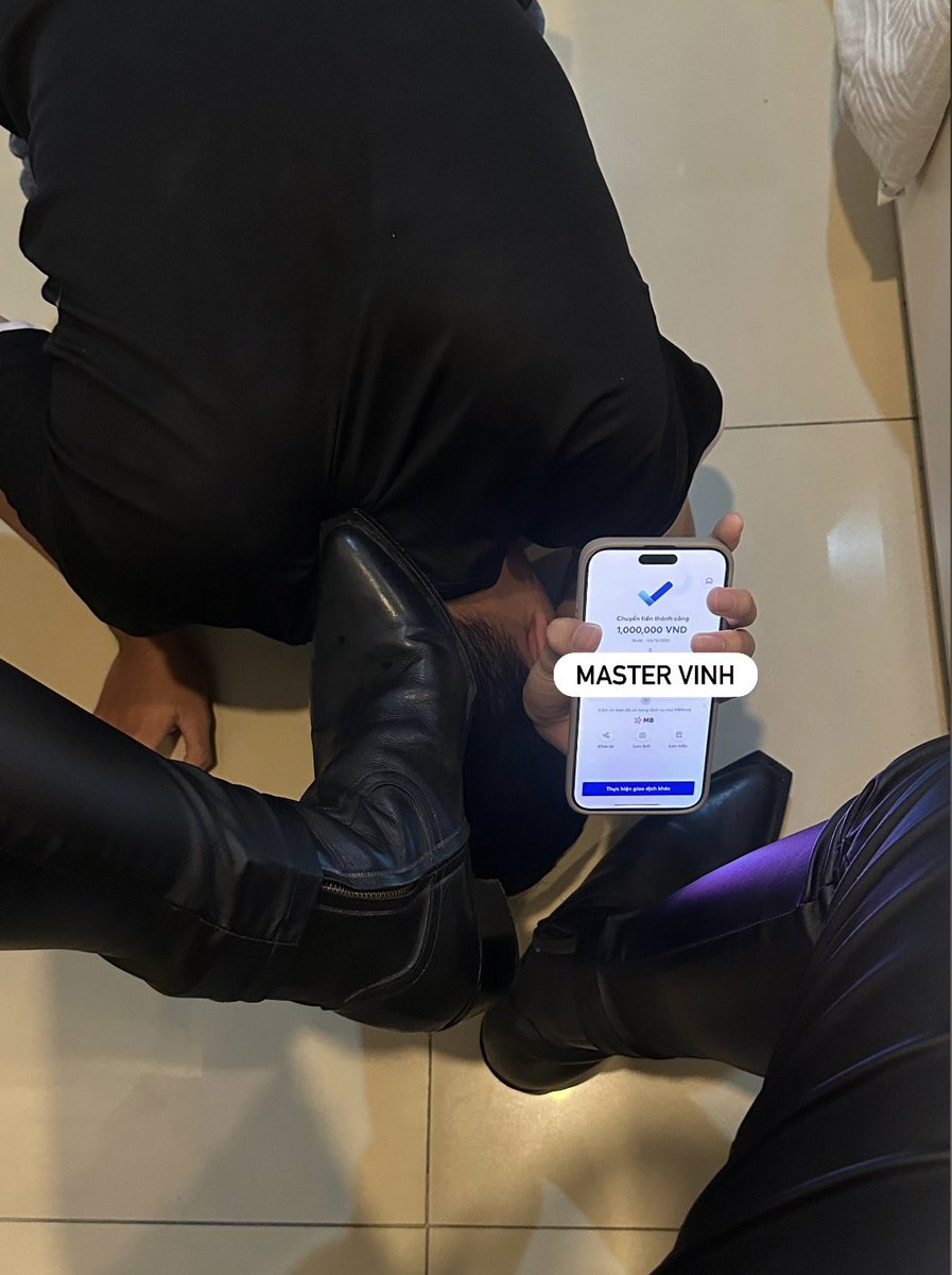 This lucky person met me at the club suddenly and asked me out just to let him help to clean the boots and give money to me
#cashmaster #atm #findom
