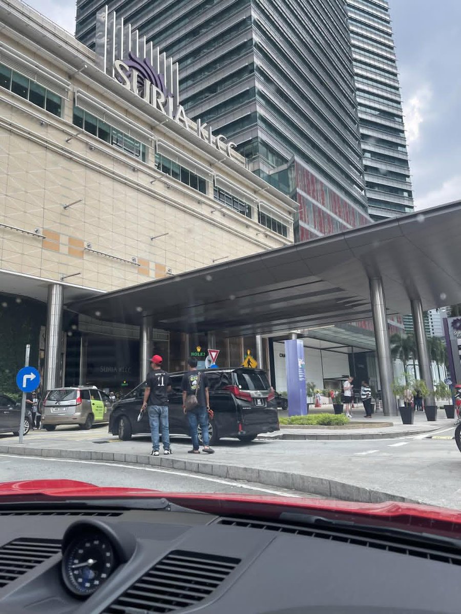 They are getting bolder yeerrr... standing right at KLCC entrances, approaching people &amp; offering 'photo services' 😅 we should not seeing at a major tourist spot. Authorities memang kena step in ambil tindakan.......