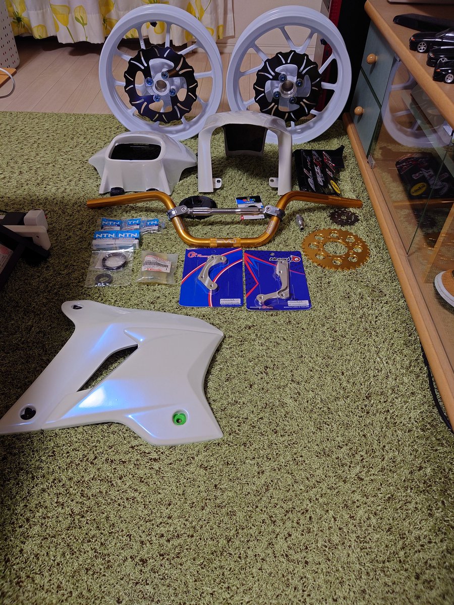ms_factory_led's tweet photo. だいぶん集まってきたな〜🤔
早く乗りたいぜぇ〜オレのお買い物号😆
これも ターボを温存するため🤣
#4mini
#Kawasaki
#KSR
#KSR110
#KSRしまなみミーティング
#KSRPRO
#z125pro https://t.co/Qu81c16rgj