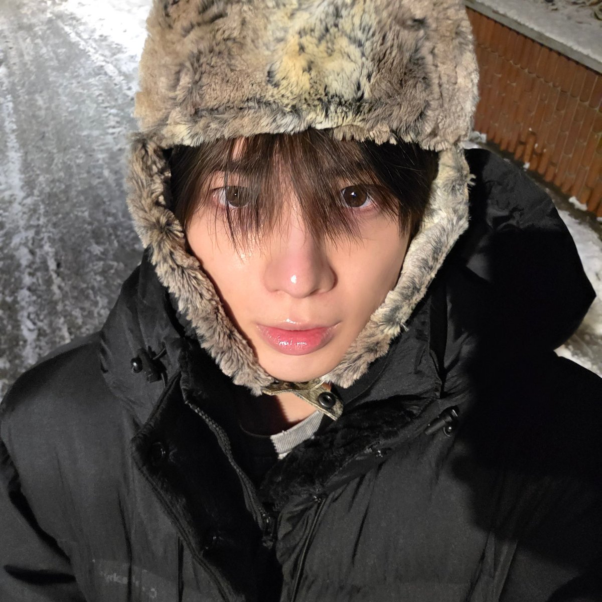 tyun1uv's tweet photo. he knows moas loved yesterday’s selca so much that he sent us another one😭❤️ https://t.co/8PHoBLPD6N
