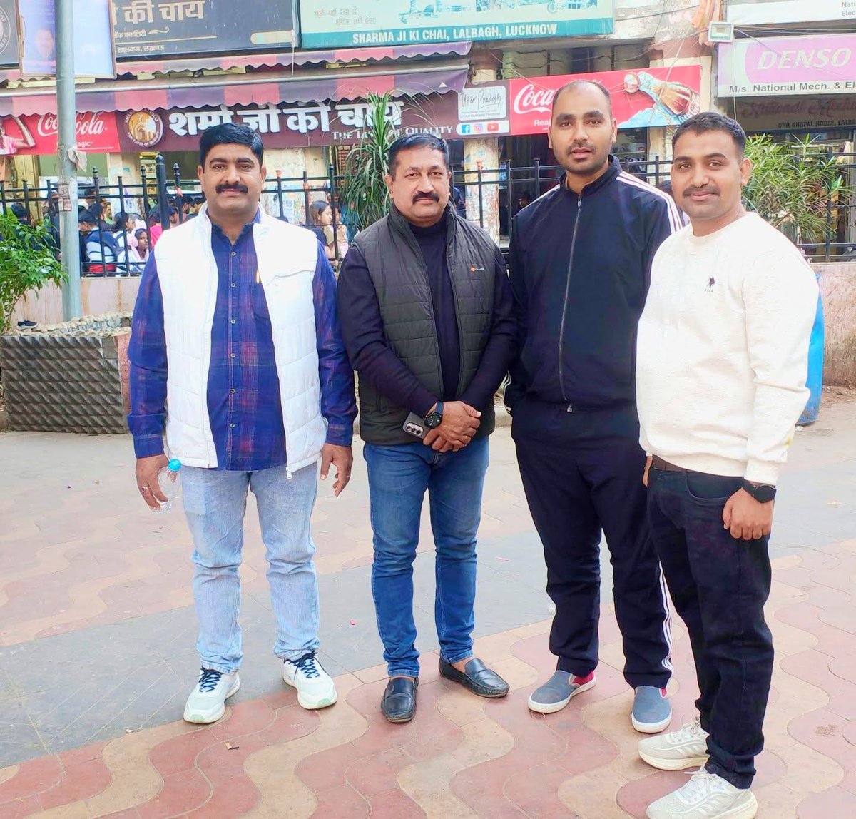 sumitgurjarP's tweet photo. राजधानी लखनऊ में शर्मा जी की चाय की चुस्की हिन्दुस्तान अखबार के ब्यूरो चीफ बड़े भाई ज़ी एवं उनके साथियों के साथ | ☕😀👍 https://t.co/qmX4GjHyNx