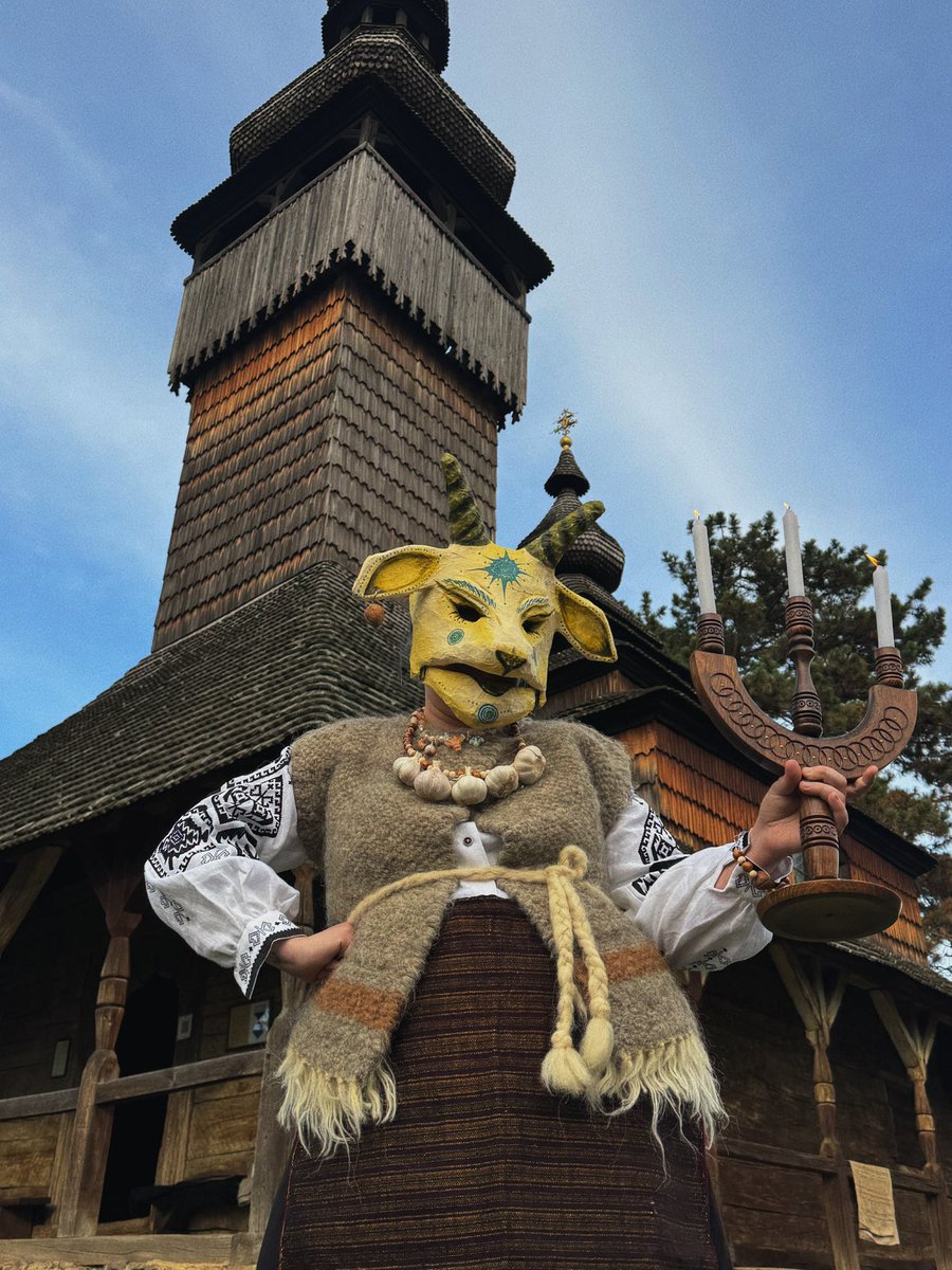 маска в колабі з брендом chichka ua до випуску їхнього намиста «Дідух»

тут тільки моя маска, образ зібрав бренд, мені здається, що вийшло неймовірно