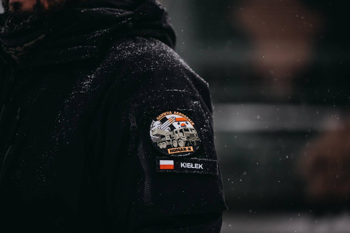 HanwhaEurope's tweet photo. Dostarczone przez #Hanwha wyrzutnie #Homar_K odbyły w listopadzie swoją pierwszą „zamorską” podróż.
Podczas międzynarodowych ćwiczeń #NorthernStrike w surowych warunkach Finlandii w temperaturze sięgającej  –20°C, spolonizowane wyrzutnie #Chunmoo realizowały działania operacyjne, potwierdzając swoją interoperacyjność, gotowość do pracy w ekstremalnych warunkach i najwyższą mobilność, także dzięki transportowi lotniczemu.
Polskie załogi ponownie pokazały profesjonalizm i skuteczność, wzmacniając fundament obronny wschodniej flanki #NATO.

Na każdym etapie ćwiczeń żołnierze mogli liczyć na wsparcie eksperckie przedstawicieli #Hanwha, którzy zapewnili doradztwo techniczne przy eksploatacji systemów. To naturalny element naszego partnerskiego podejścia i długofalowej współpracy z Siłami Zbrojnymi RP.

📸 1.Mazurska Brygada Artylerii