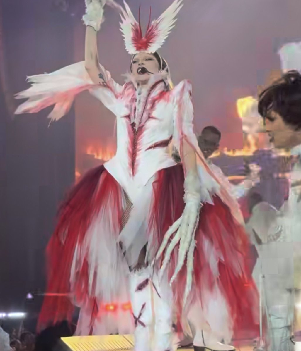 artfloozyy's tweet image. the stitches breaks and she finally let the monster out.